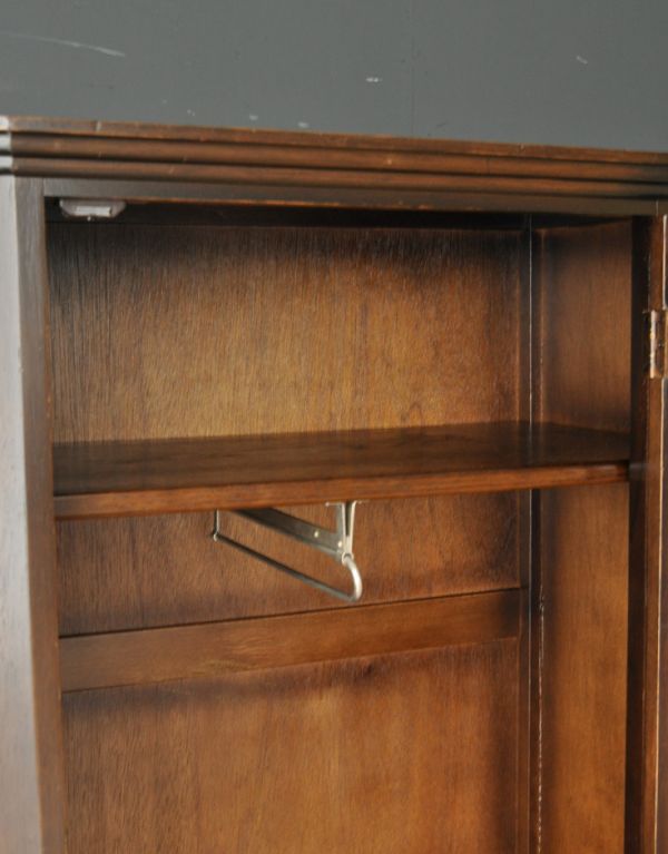 アンティーク家具 アンティークのカッコいい英国家具、キレイなワードローブ。中もキレイにお直ししてありますので、何でも入れていただけます。(m-377-f)