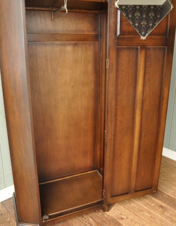 アンティーク家具 アンティークのカッコいい英国家具、キレイなワードローブ。扉の中もボディと同じ色味で仕上がっています。(m-377-f)