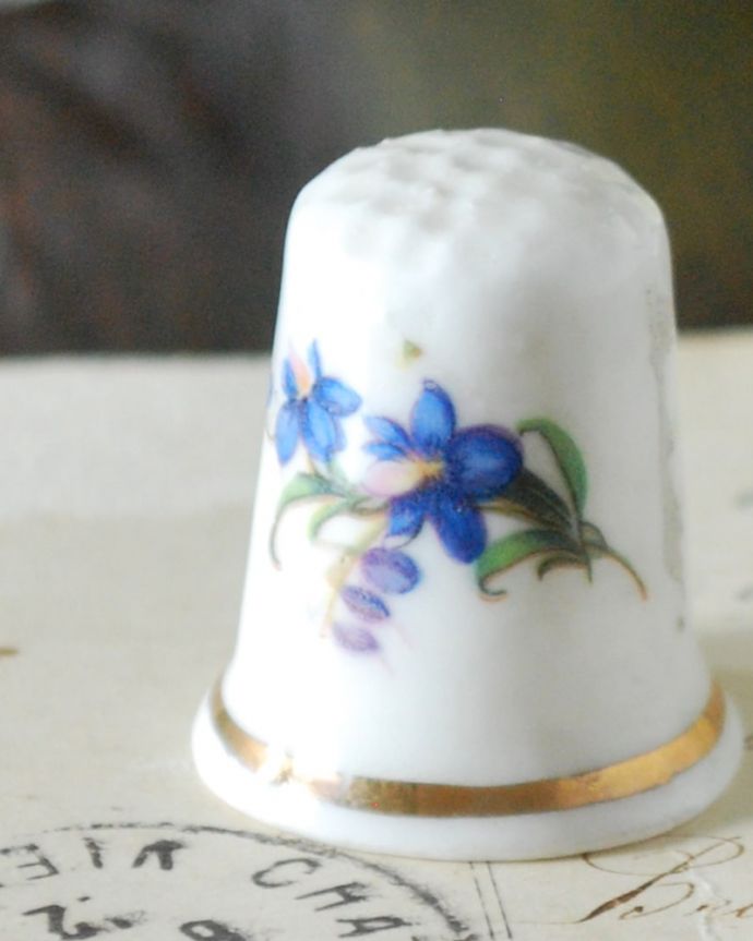 アンティーク 陶磁器の雑貨 アンティーク雑貨 ブルーの可愛いお花が印象的なのアンティークのシンブル。幸運を呼ぶ女性のためのコレクションアイテムシンブルとは、上流階級の女性がたしなみとして行ったお裁縫の時に使った指ぬきのこと。(m-3770-z)