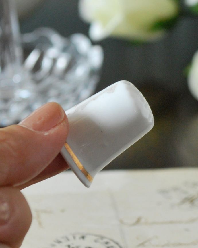 アンティーク 陶磁器の雑貨 アンティーク雑貨 ブルーの可愛いお花が印象的なのアンティークのシンブル。コレクションしたくなる可愛らしさ指の帽子(finger hat)とも呼ばれるコロンとした形。(m-3770-z)