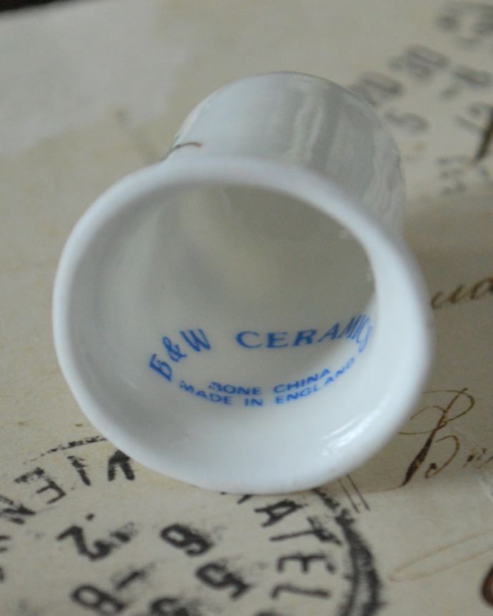 アンティーク 陶磁器の雑貨 アンティーク雑貨 ブルーの可愛いお花が印象的なのアンティークのシンブル。キレイなものだけを買い付けていますアンティークは新品ではなので多少のキズ・汚れがある場合がありますが、キレイなもを買い付けてきました。(m-3770-z)