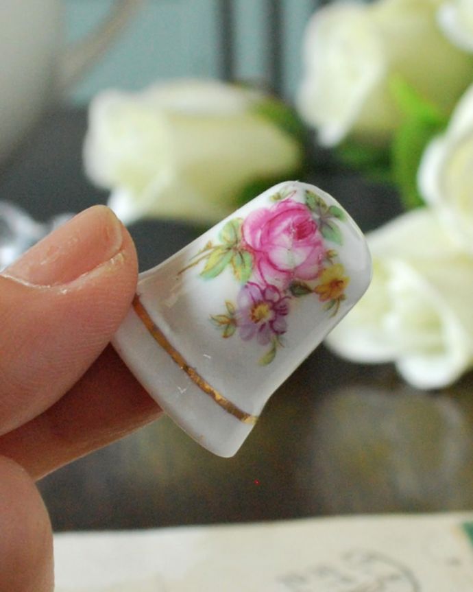 アンティーク 陶磁器の雑貨　アンティーク雑貨　ピンクと黄色のお花のブーケが可愛い、イギリスで見つけたアンティークシンブル。コレクションしたくなる可愛らしさ指の帽子（finger hat)とも呼ばれるコロンとした形。(m-3771-z)