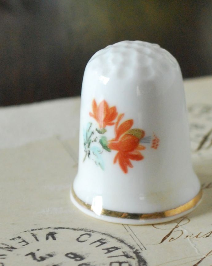 アンティーク 陶磁器の雑貨 アンティーク雑貨 英国のアンティーク雑貨、オレンジのお花の模様が可愛いシンブル。幸運を呼ぶ女性のためのコレクションアイテムシンブルとは、上流階級の女性がたしなみとして行ったお裁縫の時に使った指ぬきのこと。(m-3774-z)