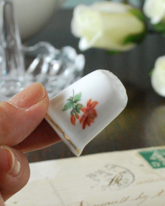 アンティーク 陶磁器の雑貨 アンティーク雑貨 英国のアンティーク雑貨、オレンジのお花の模様が可愛いシンブル。コレクションしたくなる可愛らしさ指の帽子(finger hat)とも呼ばれるコロンとした形。(m-3774-z)