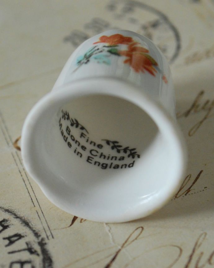 アンティーク 陶磁器の雑貨 アンティーク雑貨 英国のアンティーク雑貨、オレンジのお花の模様が可愛いシンブル。キレイなものだけを買い付けていますアンティークは新品ではなので多少のキズ・汚れがある場合がありますが、キレイなもを買い付けてきました。(m-3774-z)