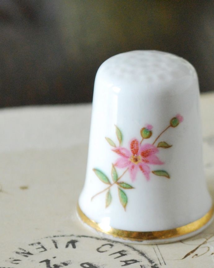 アンティーク 陶磁器の雑貨　アンティーク雑貨　イギリスで見つけたアンティーク雑貨、お花の模様が可愛いシンブル。幸運を呼ぶ女性のためのコレクションアイテムシンブルとは、上流階級の女性がたしなみとして行ったお裁縫の時に使った指ぬきのこと。(m-3775-z)
