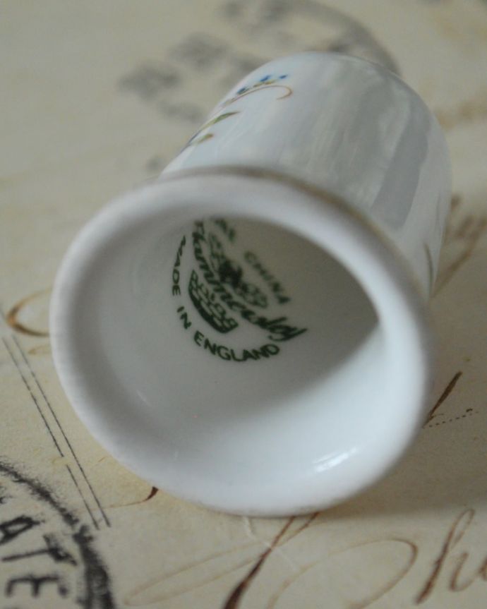 アンティーク 陶磁器の雑貨　アンティーク雑貨　イギリスで見つけたアンティーク雑貨、お花の模様が可愛いシンブル。キレイなものだけを買い付けていますアンティークは新品ではなので多少のキズ・汚れがある場合がありますが、キレイなもを買い付けてきました。(m-3775-z)
