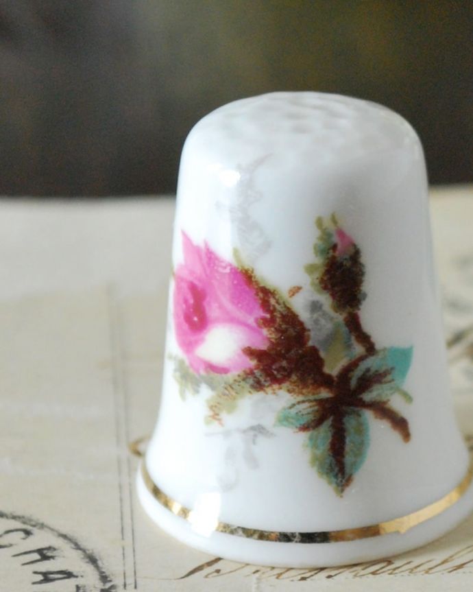 アンティーク 陶磁器の雑貨　アンティーク雑貨　ピンク色の花のつぼみが可愛いイギリスで見つけたアンティークシンブル。幸運を呼ぶ女性のためのコレクションアイテムシンブルとは、上流階級の女性がたしなみとして行ったお裁縫の時に使った指ぬきのこと。(m-3776-z)