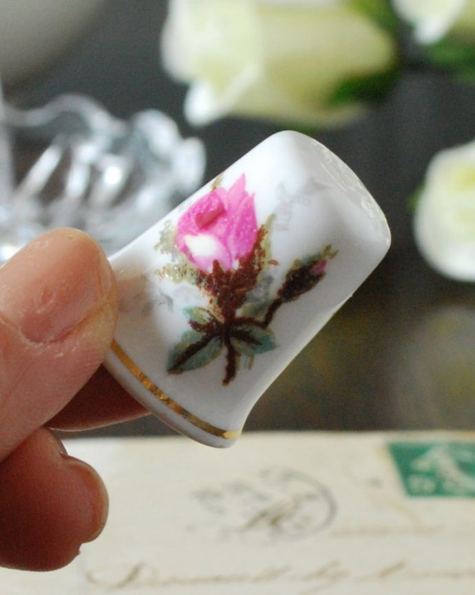 アンティーク 陶磁器の雑貨　アンティーク雑貨　ピンク色の花のつぼみが可愛いイギリスで見つけたアンティークシンブル。コレクションしたくなる可愛らしさ指の帽子（finger hat)とも呼ばれるコロンとした形。(m-3776-z)