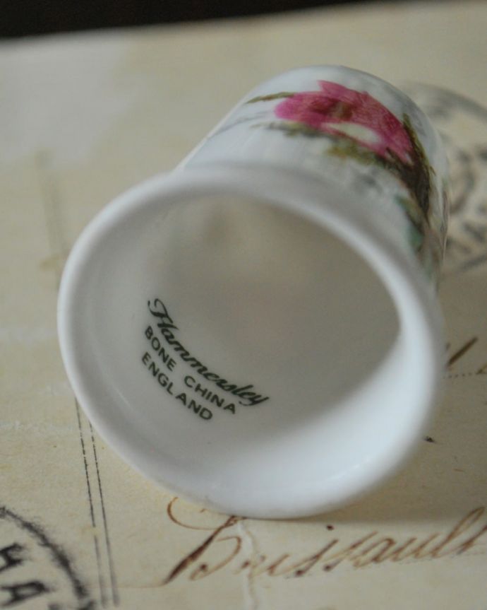 アンティーク 陶磁器の雑貨　アンティーク雑貨　ピンク色の花のつぼみが可愛いイギリスで見つけたアンティークシンブル。キレイなものだけを買い付けていますアンティークは新品ではなので多少のキズ・汚れがある場合がありますが、キレイなもを買い付けてきました。(m-3776-z)