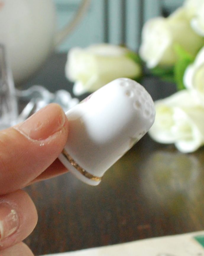 アンティーク 陶磁器の雑貨　アンティーク雑貨　大きなピンクのバラが華やかなイギリスで見つけたアンティークシンブル。コレクションしたくなる可愛らしさ指の帽子（finger hat)とも呼ばれるコロンとした形。(m-3780-z)