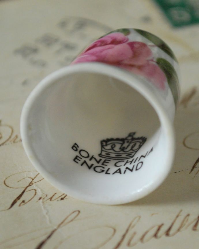 アンティーク 陶磁器の雑貨　アンティーク雑貨　大きなピンクのバラが華やかなイギリスで見つけたアンティークシンブル。キレイなものだけを買い付けていますアンティークは新品ではなので多少のキズ・汚れがある場合がありますが、キレイなもを買い付けてきました。(m-3780-z)