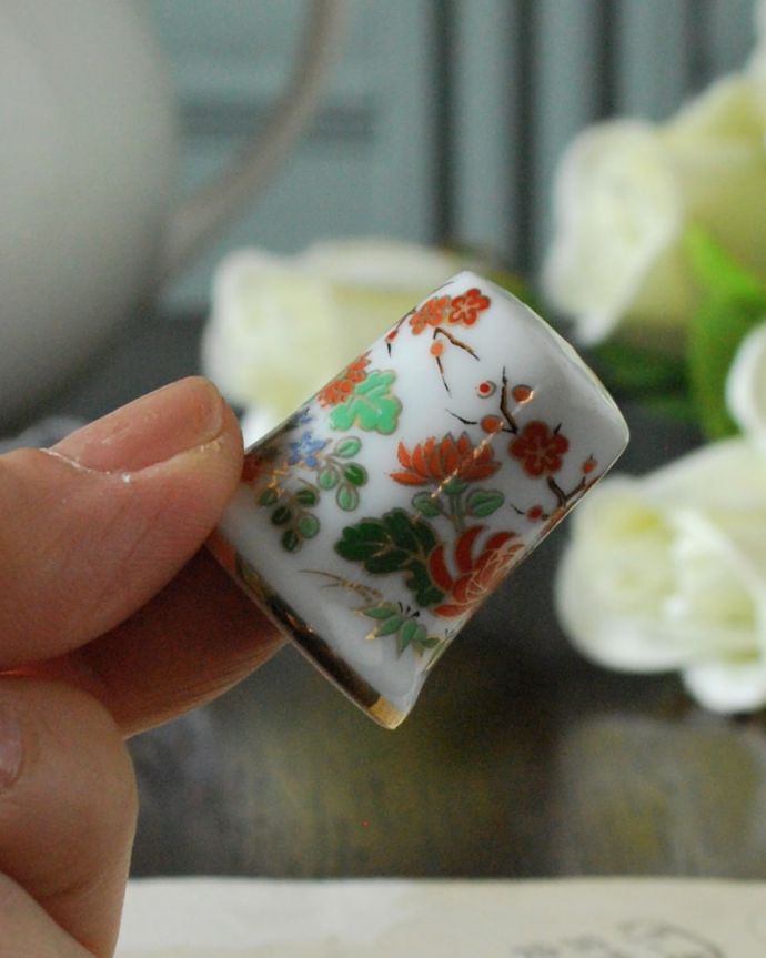 アンティーク 陶磁器の雑貨　アンティーク雑貨　オリエンタルな雰囲気の花模様のアンティークシンブル、イギリス輸入の雑貨。コレクションしたくなる可愛らしさ指の帽子（finger hat)とも呼ばれるコロンとした形。(m-3784-z)
