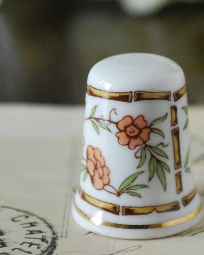 アンティーク 陶磁器の雑貨 アンティーク雑貨 バンブー×お花のイギリスで見つけたアンティークシンブル。幸運を呼ぶ女性のためのコレクションアイテムシンブルとは、上流階級の女性がたしなみとして行ったお裁縫の時に使った指ぬきのこと。(m-3788-z)