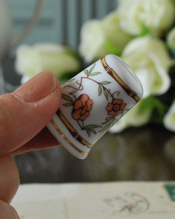 アンティーク 陶磁器の雑貨 アンティーク雑貨 バンブー×お花のイギリスで見つけたアンティークシンブル。コレクションしたくなる可愛らしさ指の帽子(finger hat)とも呼ばれるコロンとした形。(m-3788-z)