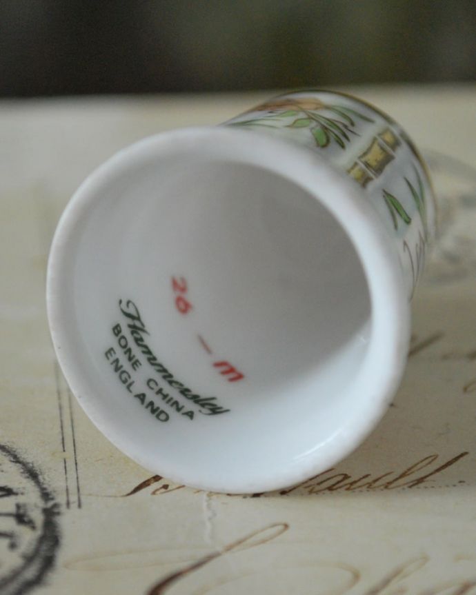 アンティーク 陶磁器の雑貨 アンティーク雑貨 バンブー×お花のイギリスで見つけたアンティークシンブル。キレイなものだけを買い付けていますアンティークは新品ではなので多少のキズ・汚れがある場合がありますが、キレイなもを買い付けてきました。(m-3788-z)