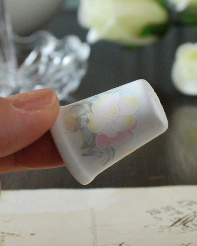 アンティーク 陶磁器の雑貨　アンティーク雑貨　イギリスで見つけたアンティーク雑貨、お花の模様が可愛いシンブル。コレクションしたくなる可愛らしさ指の帽子（finger hat)とも呼ばれるコロンとした形。(m-3789-z)