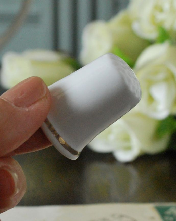 アンティーク 陶磁器の雑貨　アンティーク雑貨　美しい色の薔薇が描かれた英国アンティークのシンブル。コレクションしたくなる可愛らしさ指の帽子（finger hat)とも呼ばれるコロンとした形。(m-3792-z)