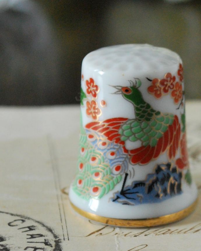 アンティーク 陶磁器の雑貨　アンティーク雑貨　鮮やかな鳥とお花のイギリスで見つけたアンティークシンブル。幸運を呼ぶ女性のためのコレクションアイテムシンブルとは、上流階級の女性がたしなみとして行ったお裁縫の時に使った指ぬきのこと。(m-3793-z)