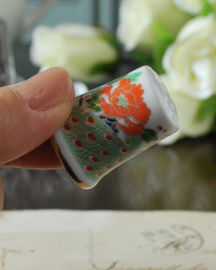 アンティーク 陶磁器の雑貨　アンティーク雑貨　鮮やかな鳥とお花のイギリスで見つけたアンティークシンブル。コレクションしたくなる可愛らしさ指の帽子（finger hat)とも呼ばれるコロンとした形。(m-3793-z)