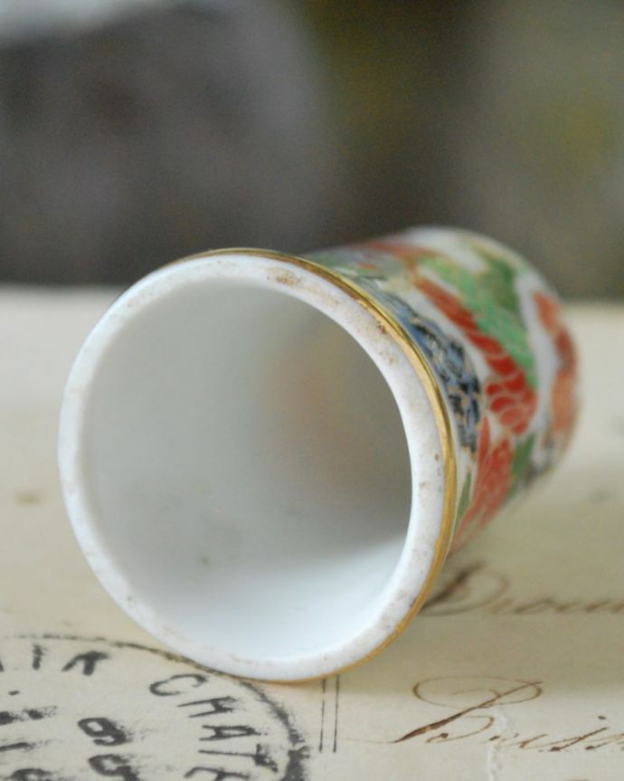 アンティーク 陶磁器の雑貨　アンティーク雑貨　鮮やかな鳥とお花のイギリスで見つけたアンティークシンブル。キレイなものだけを買い付けていますアンティークは新品ではなので多少のキズ・汚れがある場合がありますが、キレイなもを買い付けてきました。(m-3793-z)