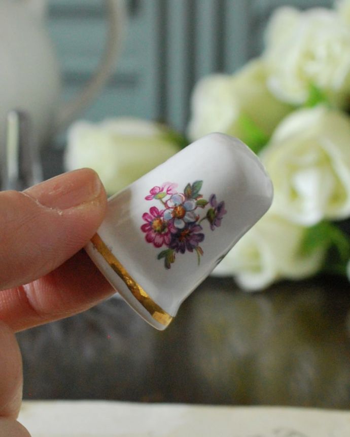 アンティーク 陶磁器の雑貨　アンティーク雑貨　お花のブーケが可愛い、イギリスで見つけたアンティークシンブル。コレクションしたくなる可愛らしさ指の帽子（finger hat)とも呼ばれるコロンとした形。(m-3794-z)