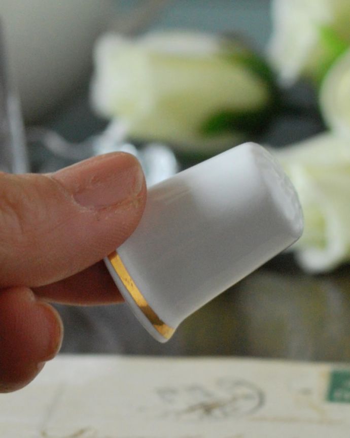 アンティーク 陶磁器の雑貨　アンティーク雑貨　イースターバニーが可愛い、アンティークシンブル（ハッピーイースター）。コレクションしたくなる可愛らしさ指の帽子（finger hat)とも呼ばれるコロンとした形。(m-3795-z)