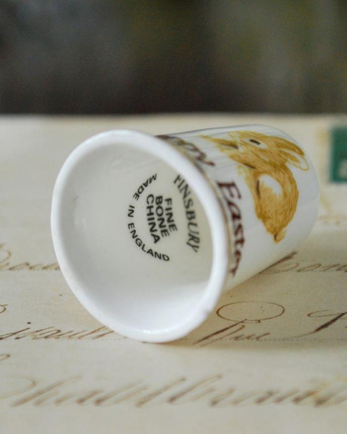 アンティーク 陶磁器の雑貨　アンティーク雑貨　イースターバニーが可愛い、アンティークシンブル（ハッピーイースター）。キレイなものだけを買い付けていますアンティークは新品ではなので多少のキズ・汚れがある場合がありますが、キレイなもを買い付けてきました。(m-3795-z)