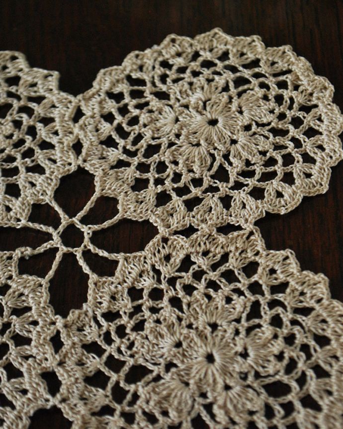 アンティーク 布製の雑貨 アンティーク雑貨 6つの小さなお花が連なったアンティークドイリーレース。一枚一枚、大切に手作りされました。(m-3803-z)