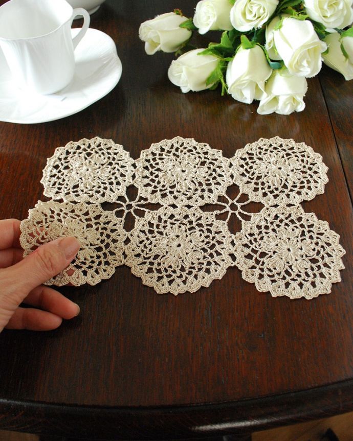 アンティーク 布製の雑貨 アンティーク雑貨 6つの小さなお花が連なったアンティークドイリーレース。コンディションの良いものだけを選びましたアンティークなので、多少の汚れやシミがある場合がありますが、キレイなものだけを選んできました。(m-3803-z)