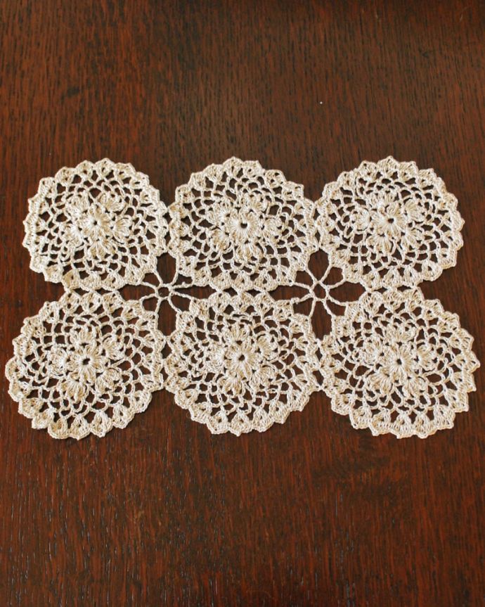 アンティーク 布製の雑貨 アンティーク雑貨 6つの小さなお花が連なったアンティークドイリーレース。上から見ると・・・こんな形のドイリーです。(m-3803-z)