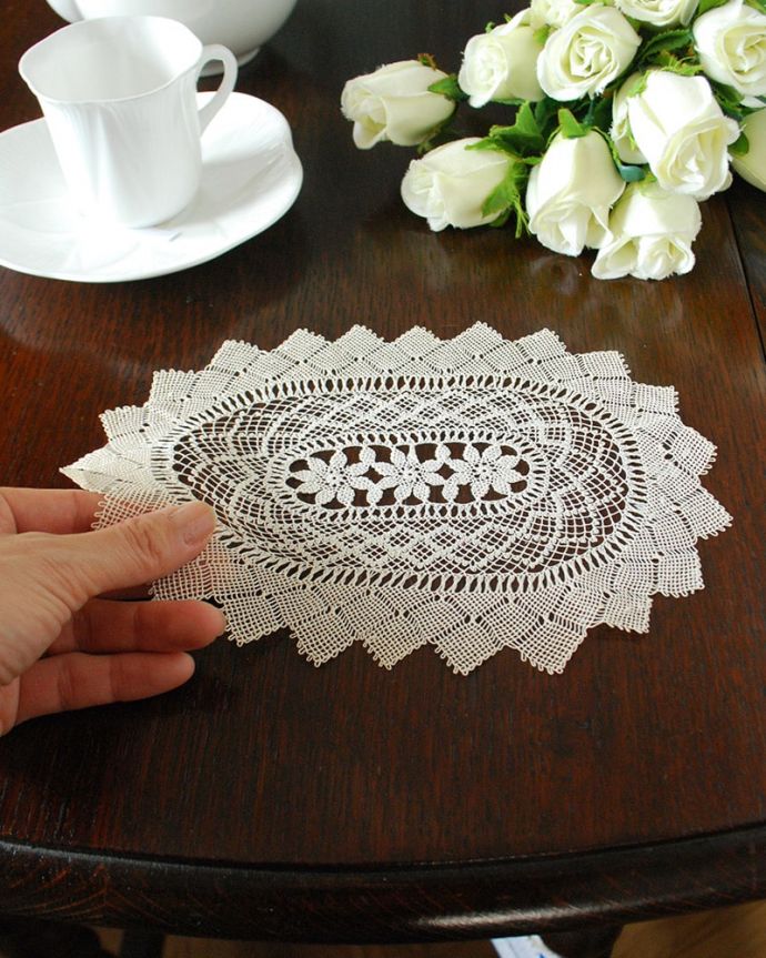 アンティーク 布製の雑貨　アンティーク雑貨　手作りのぬくもりが魅力的、フランス輸入のアンティーク ドイリー。コンディションの良いものだけを選びましたアンティークなので、多少の汚れやシミがある場合がありますが、キレイなものだけを選んできました。(m-3813-z)