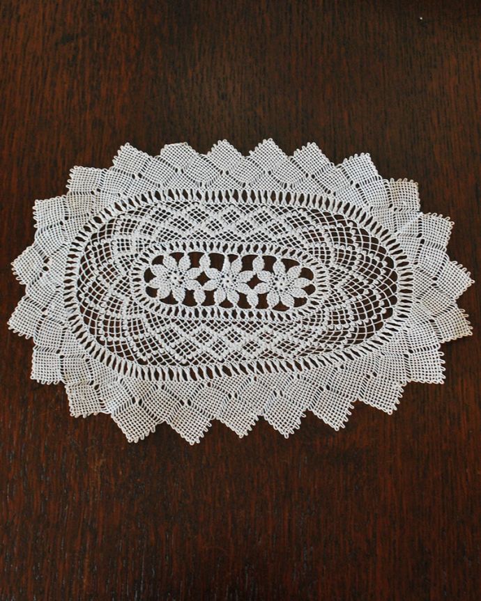 アンティーク 布製の雑貨　アンティーク雑貨　手作りのぬくもりが魅力的、フランス輸入のアンティーク ドイリー。上から見ると･･･こんな形のドイリーです。(m-3813-z)