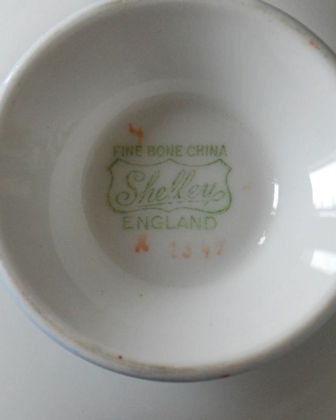 シェ―リー窯 アンティーク雑貨 お花のブーケが美しいシェリー窯のアンティークシュガーポット。裏側には品質の証1940~1966年製造のシェリーのバックスタンプがあります。(m-3822-z)