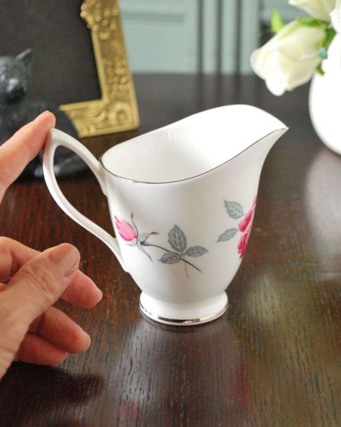 アンティーク 陶磁器の雑貨　アンティーク雑貨　イギリスで見つけたロイヤルアルバート社のアンティークのミルクピッチャー。自分だけの使い方で使ってみましょうたっぷりミルクが注げるように、英国のミルクピッチャーのサイズは他の国のものと比べて大きめに作られていて実用的。(m-3825-z)