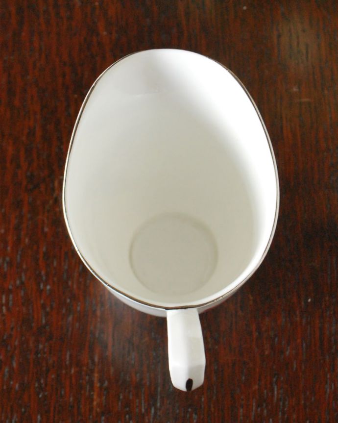 アンティーク 陶磁器の雑貨　アンティーク雑貨　イギリスで見つけたロイヤルアルバート社のアンティークのミルクピッチャー。上から見るとこんな感じです状態のいいものだけを選んでいますが、アンティークなのでキズや欠けがある場合があります。(m-3825-z)