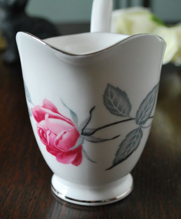 アンティーク 陶磁器の雑貨　アンティーク雑貨　イギリスで見つけたロイヤルアルバート社のアンティークのミルクピッチャー。美しいバラが描かれたロイヤルアルバートの陶磁器紅茶を愛する英国のお茶の時間に欠かせないミルクティーのために作られた陶磁器のミルクピッチャー。(m-3825-z)