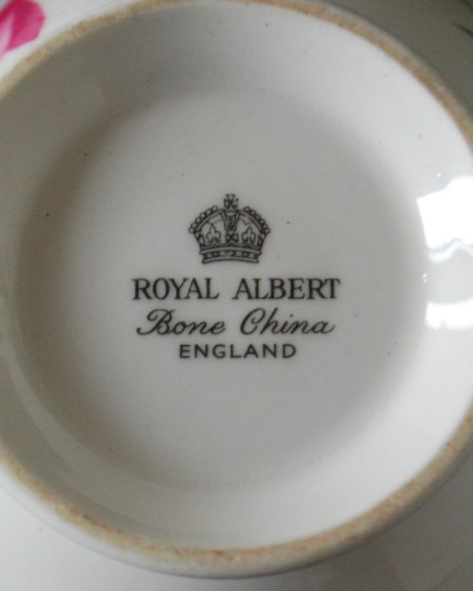 アンティーク 陶磁器の雑貨 アンティーク雑貨 イギリスで見つけたロイヤルアルバート社のアンティークのシュガーポット。裏側のポーセリンマーク製造メーカー保証の意味がこもった窯印、ポーセリンマークがあります。(m-3826-z)