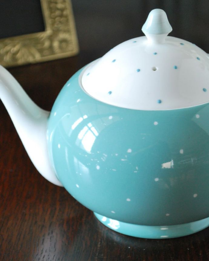 スージークーパー アンティーク雑貨 英国から届いたスージークーパーのアンティークティーポット、ブルーのレイズドスポット。クエイルシェイプの可愛いティーポットスージークーパーがデザインしたクエイルシェイプと呼ばれるポット。(m-3831-z)