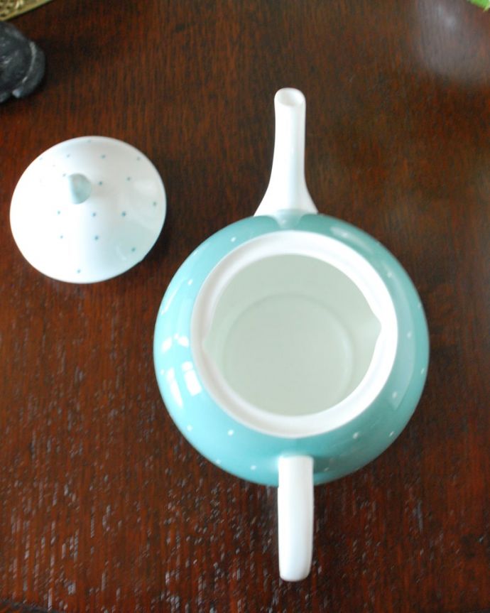 スージークーパー アンティーク雑貨 英国から届いたスージークーパーのアンティークティーポット、ブルーのレイズドスポット。上から見るとこんな感じです状態のいいものだけを選んでいますが、アンティークなのでキズや欠けがある場合があります。(m-3831-z)