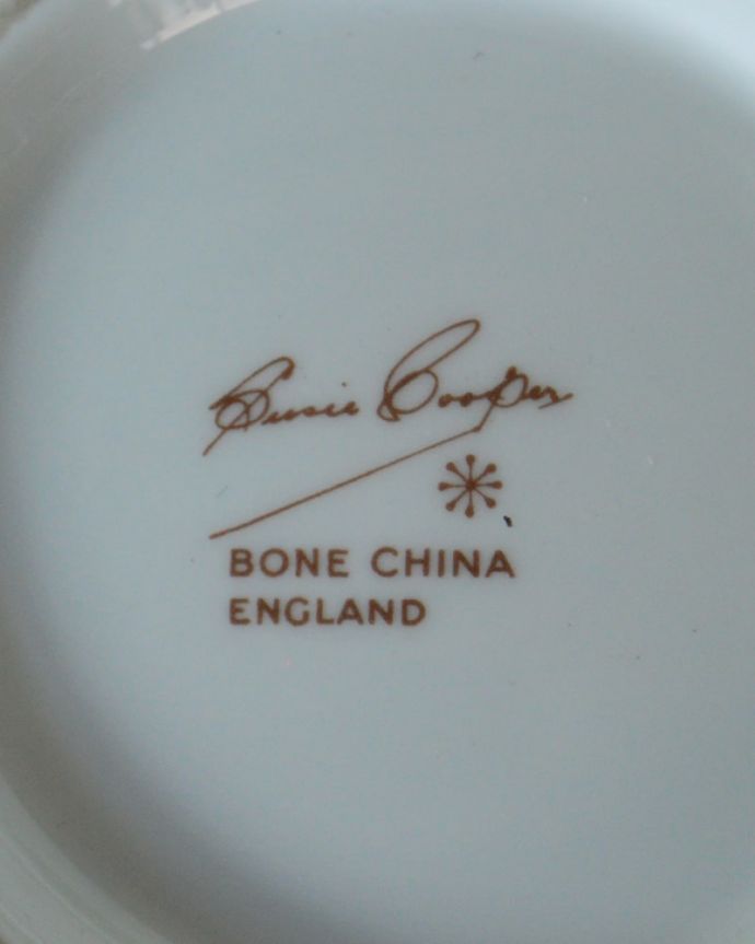 スージークーパー アンティーク雑貨 英国から届いたスージークーパーのアンティークティーポット、ブルーのレイズドスポット。裏側のバックスタンプ1951~66年3月製造のスージークーパ―ボーンチャイナイングランドで使われていたバックスタンプが押されています。(m-3831-z)