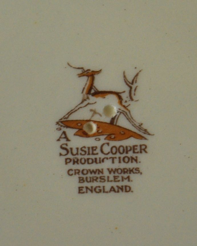 スージークーパー アンティーク雑貨 スージークーパー(Susie Cooper)のパトリシアローズ、アンティークボウル(プレート)。裏側のバックスタンプ1932~65年製造のスージークーパ―プロダクションで使われていたバックスタンプが押されています。(m-3834-z)
