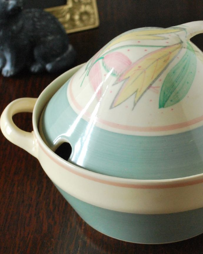 スージークーパー　アンティーク雑貨　スージークーパーの大人気作品、ロングリーフのチュリーン（小）。スージークーパーのチュリーン中にスープを入れて食卓で使うチュリーン。(m-3835-z)