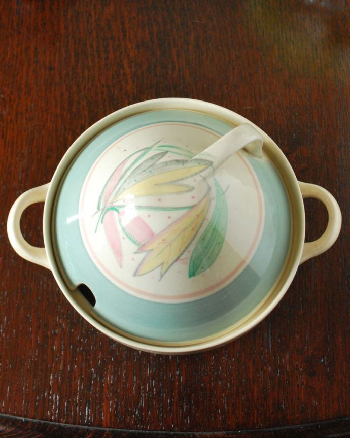 スージークーパー　アンティーク雑貨　スージークーパーの大人気作品、ロングリーフのチュリーン（小）。上から見るとこんな感じです状態のいいものだけを選んでいますが、アンティークなのでキズや欠けがある場合があります。(m-3835-z)