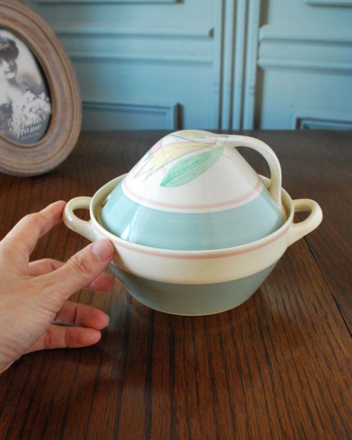 スージークーパー　アンティーク雑貨　スージークーパーの大人気作品、ロングリーフのチュリーン（小）。大きさはこれくらいとっても可愛いタマゴのような形のフォルムが特徴的です。(m-3835-z)