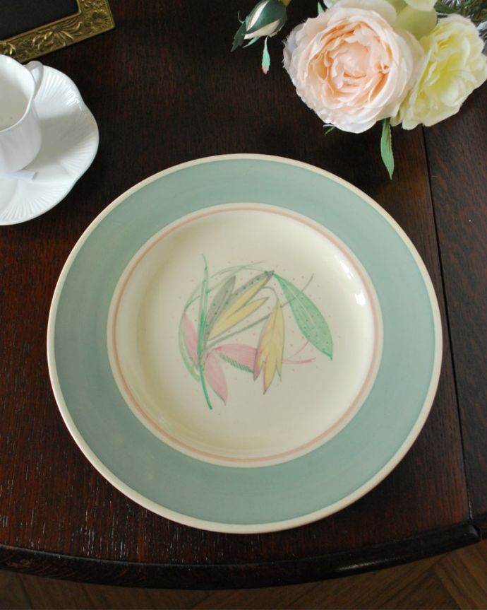 スージークーパー アンティーク雑貨 スージークーパープレートのアンティークプレート(大)、ロングリーフ。上から見るとこんな感じです状態のいいものだけを選んでいますが、アンティークなのでキズや欠けがある場合があります。(m-3838-z)