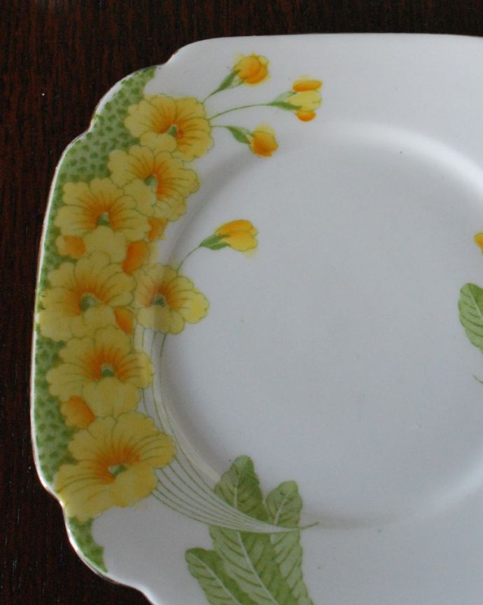 アンティーク 陶磁器の雑貨 アンティーク雑貨 英国アンティークの陶磁器、Standard窯のプレートPRIMROSA(プリムローズ)。ロイヤルを称号する前のめずらしいStandardの陶磁器食事の時、パンを乗せるために使われるプレートは、一番使いやすく実用的な大きさ。(m-3842-z)