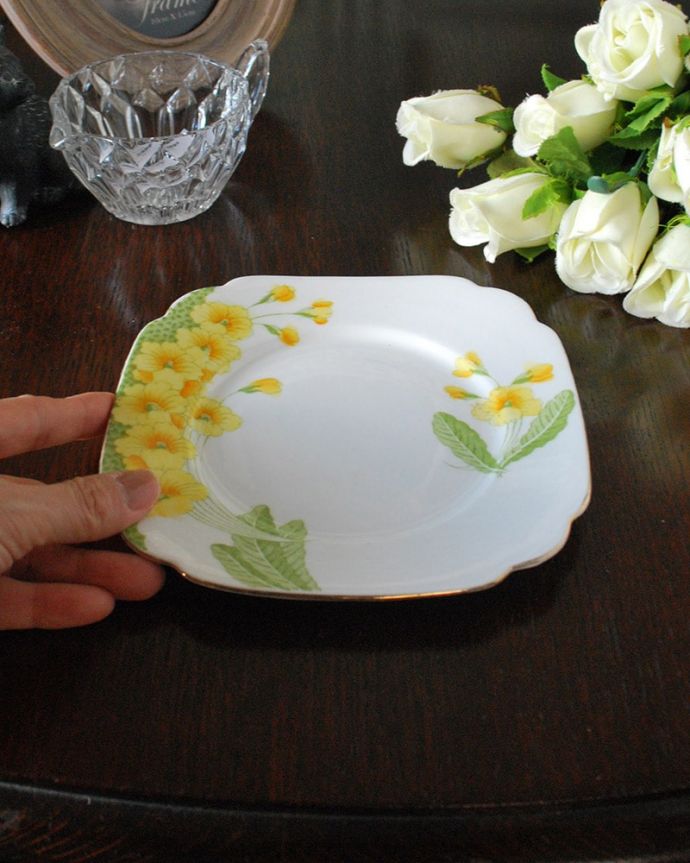 アンティーク 陶磁器の雑貨 アンティーク雑貨 英国アンティークの陶磁器、Standard窯のプレートPRIMROSA(プリムローズ)。飾って使って楽しむアンティーク実用的に一番使いやすいサイズ。(m-3842-z)