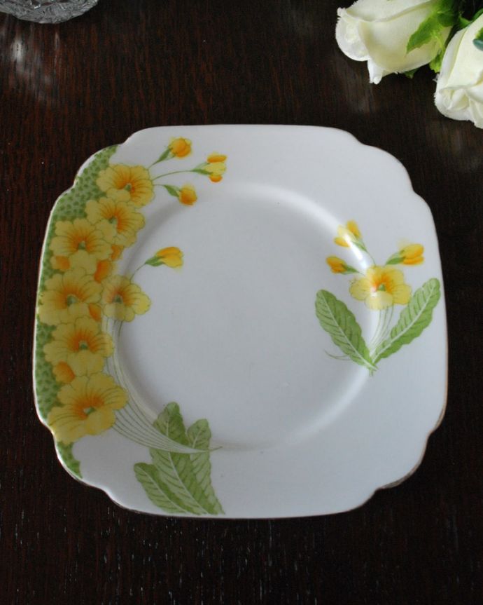 アンティーク 陶磁器の雑貨 アンティーク雑貨 英国アンティークの陶磁器、Standard窯のプレートPRIMROSA(プリムローズ)。上から見るとこんな感じです状態のいいものだけを選んでいますが、アンティークなのでキズや欠けがある場合があります。(m-3842-z)