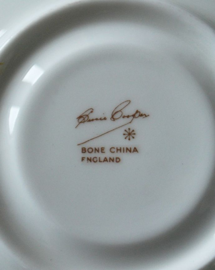 スージークーパー　アンティーク雑貨　英国から届いたスージークーパーのレイズドスポットシリーズのカップ＆ソーサー。裏側のバックスタンプ1951～66年3月製造のスージークーパ―ボーンチャイナイングランドで使われていたバックスタンプが押されています。(m-3847-z)